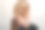中年男子手里拿着真正的木头电子邮件符号图片下载