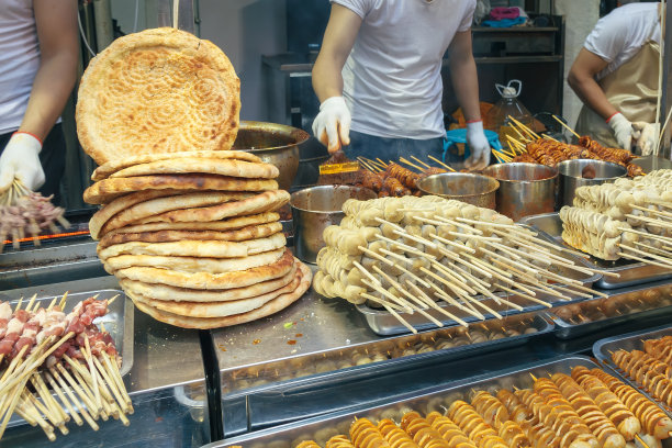香港传统街头小吃店在市场上。美味亚洲，中国本土街头小吃经营，小吃概念。图片下载