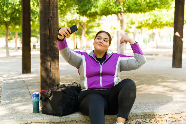 活跃的肥胖妇女为她的锻炼感到自豪图片下载