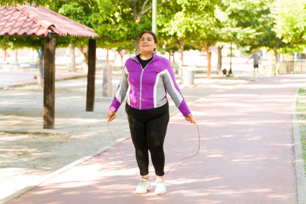 胖女人在做有氧运动图片下载
