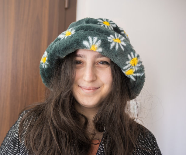 戴着冬季帽子和穿着外套的年轻女子肖像图片下载