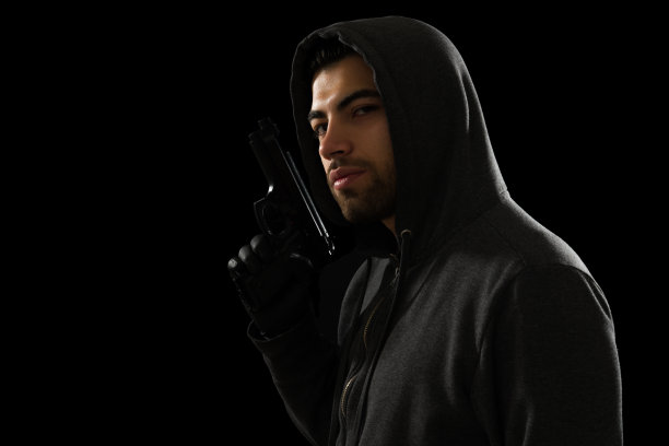 穿着连帽衫的危险小偷图片下载