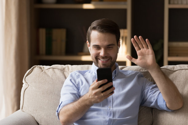 快乐的千禧一代，戴着无线耳机，打视频电话图片下载