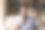 快乐的千禧一代，戴着无线耳机，打视频电话图片下载