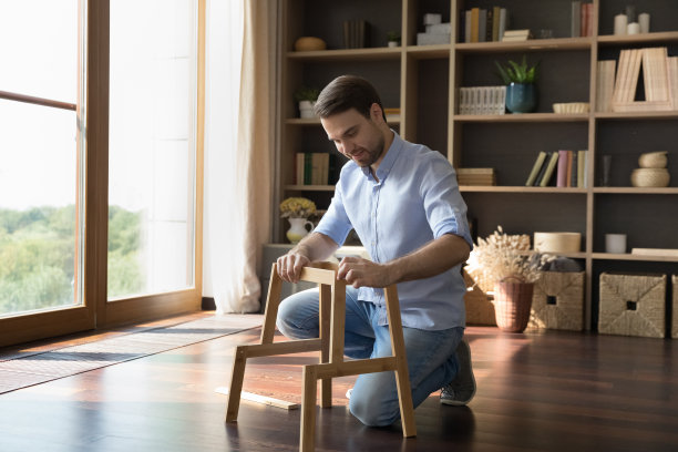 快乐的房主人在新家组装木制家具图片下载