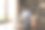快乐的房主人在新家组装木制家具图片下载