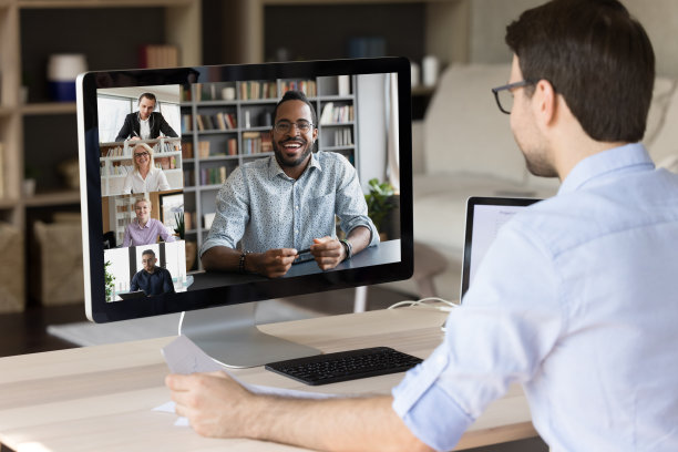 专业员工与多元化商业团队交谈图片下载