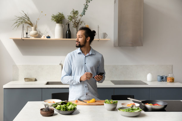 深思熟虑的潮人在网上咨询烹饪食谱图片下载