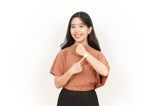 孤立在白色背景上的美丽的亚洲女性的注视和微笑图片下载