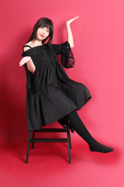 黑色哥特式的女孩图片下载