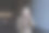 剪裁肖像的专业女记者在工作。年轻女子站在街上，手里拿着麦克风，对着镜头微笑。水平。选择性地关注女性图片下载