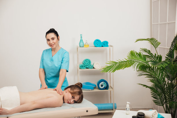 按摩师在水疗中心做背部按摩图片下载