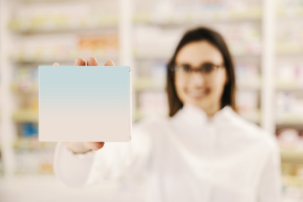 近距离的药剂师显示的药箱在药剂师。图片下载