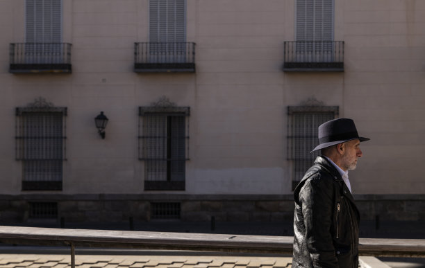 成年男子的肖像，戴着帽子和皮夹克在街上。马德里,西班牙图片下载