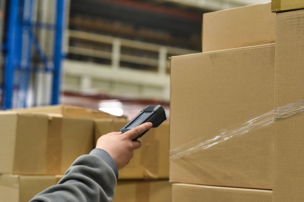 仓库工作人员，有条码读取器图片下载