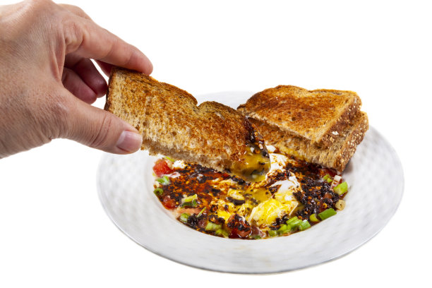 在烤面包时吃土耳其鸡蛋图片下载