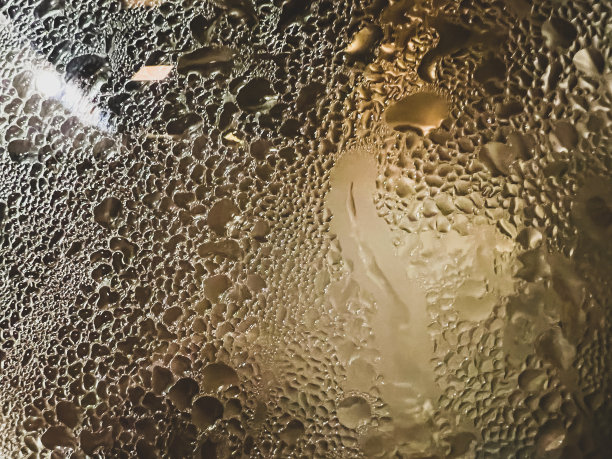 玻璃上滚烫的水滴。图片下载