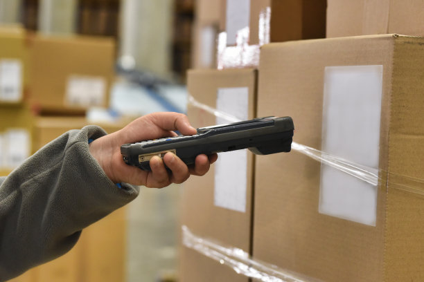 仓库工作人员，有条码读取器图片下载