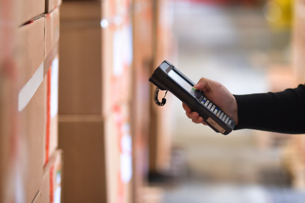 仓库工作人员，有条码读取器图片下载