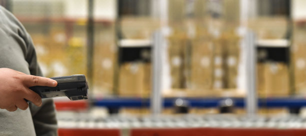 仓库工作人员，有条码读取器图片下载