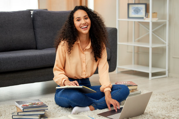 一名年轻女子在家里用笔记本电脑做笔记的照片图片下载