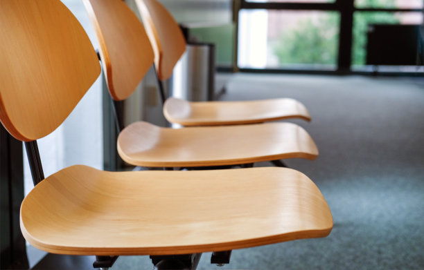 概念等候:在公共建筑、办公室或部门的走廊等候区放置的椅子图片下载