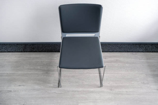 病人或顾客等候概念:现代候诊室或候诊室内的空椅子图片下载