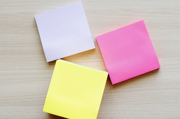 桌子上的彩色贴纸。俯视图，文本空间，copyspace。图片下载