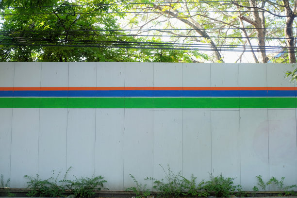 建筑工程周围的隔墙板图片下载