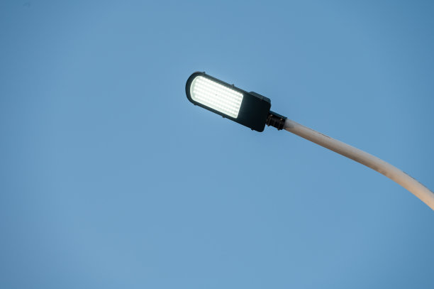 蓝色的天空下，LED路灯亮了起来图片下载