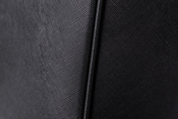 黑色包的细节和工艺是在白色的背景上图片下载