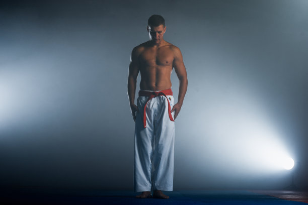 一名空手道训练员被孤立在黑暗的背景下图片下载