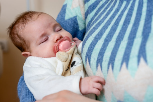 妈妈怀里的小女孩图片下载