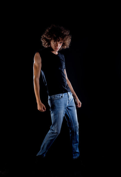 瘦朋克的男人图片下载