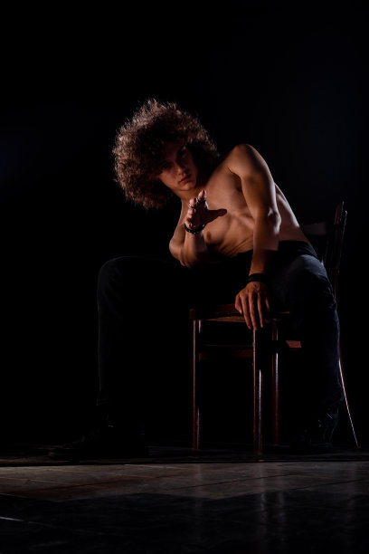 一头卷发的朋克男人图片下载