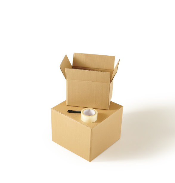 棕色纸箱孤立在白色背景，家的对象和移动的风格。图片下载