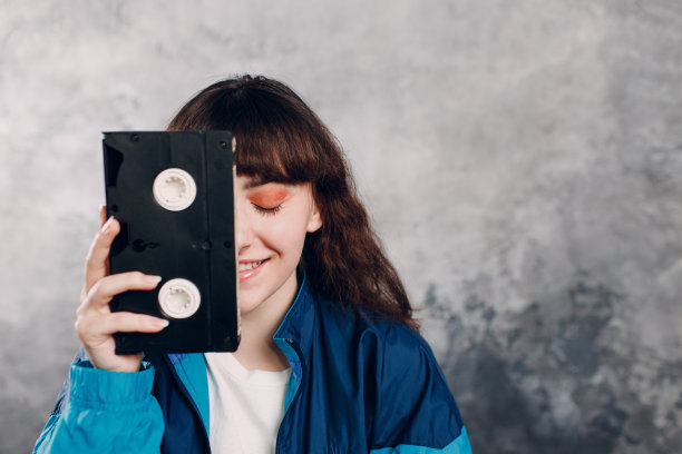 年轻的运动女性80和90年代的风格。90年代时尚女孩盒式DVD图片下载