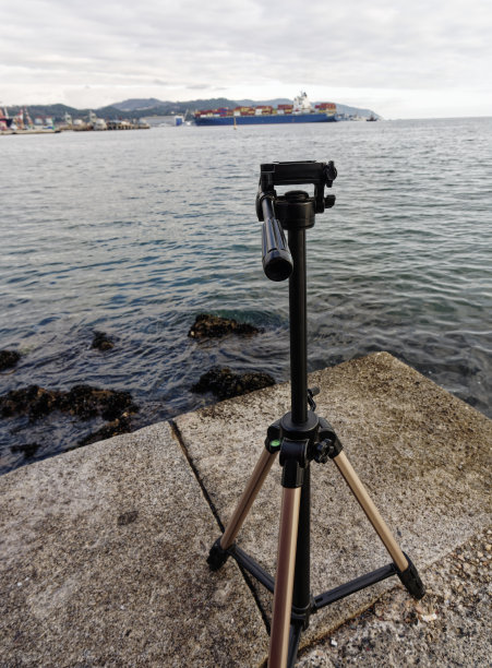 单反数码专业相机站在三脚架上拍摄大海，图片下载