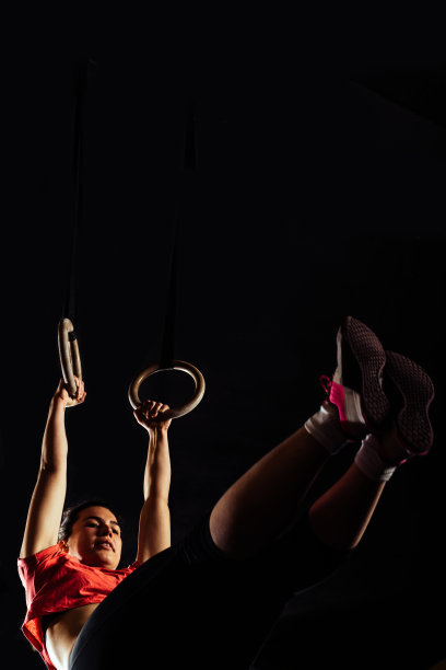 健身房里的戒指挂在健身房里图片下载