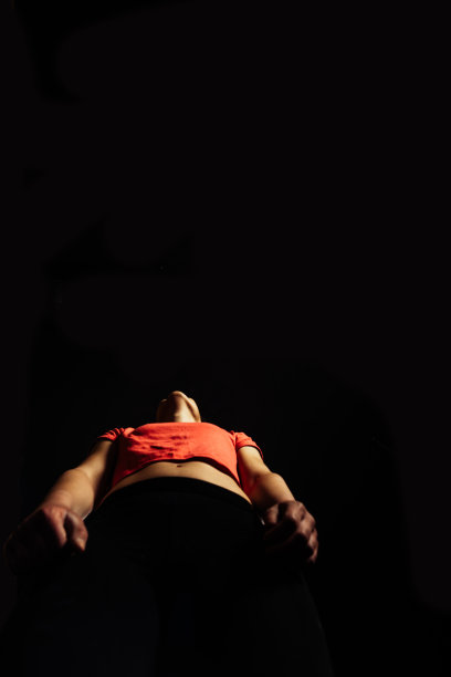 运动女孩在健身房里戴着体操环锻炼图片下载