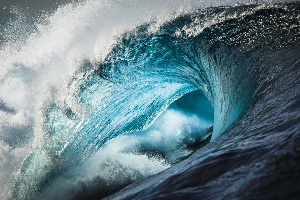 在一个阳光明媚的下午，强有力的青色蓝色波浪打破在开放的海洋的特写细节图片下载