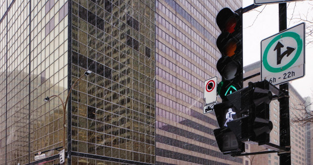 带步行倒计时和办公楼背景的停车灯图片下载