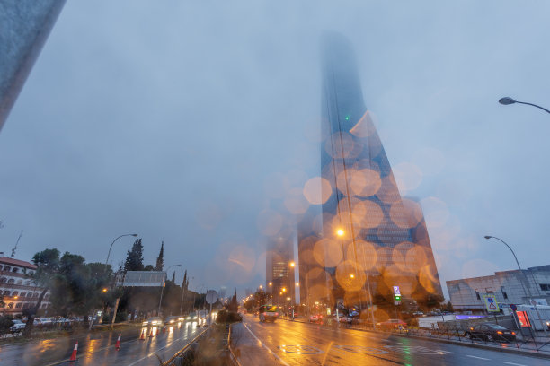 Castellana大道。马德里cuatro torres天际线附近的冬雨黄昏图片下载