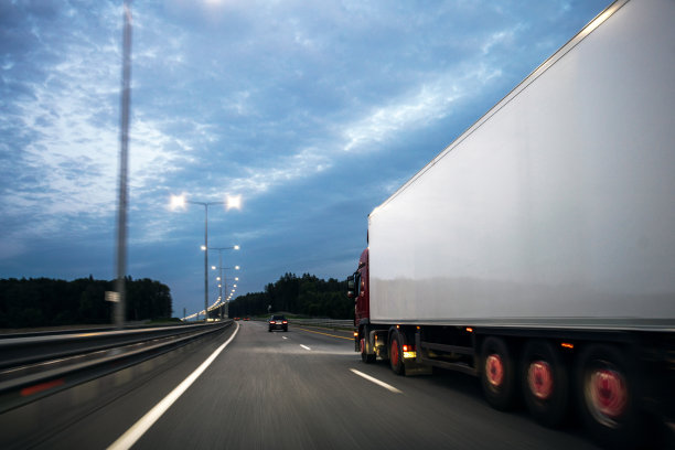 傍晚，一辆卡车在高速公路上行驶图片下载