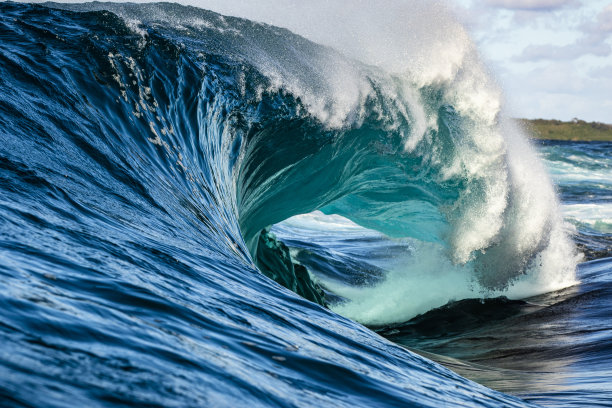 极近距离细节强有力的蓝绿色海浪打破礁石图片下载