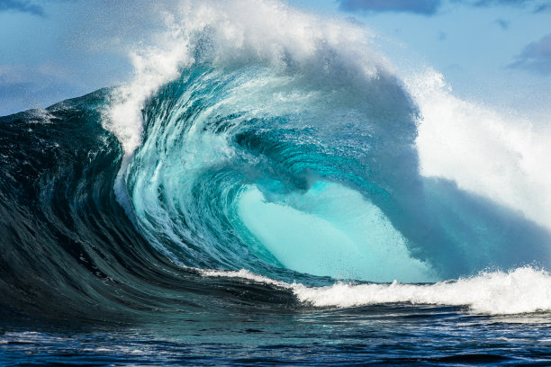 极近距离细节强有力的青色蓝色波浪打破狂野的珊瑚礁图片下载