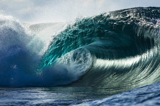 完美而有力的蓝绿色波浪打破在一个阳光明媚的下午开放的海洋图片下载