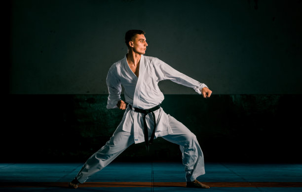 一名空手道训练员被孤立在黑暗的背景下图片下载