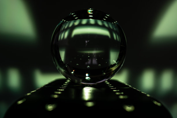 玻璃球摄影在绿色照明的屏幕上图片下载