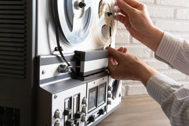 背景带盘的立体声磁带录音机。图片下载